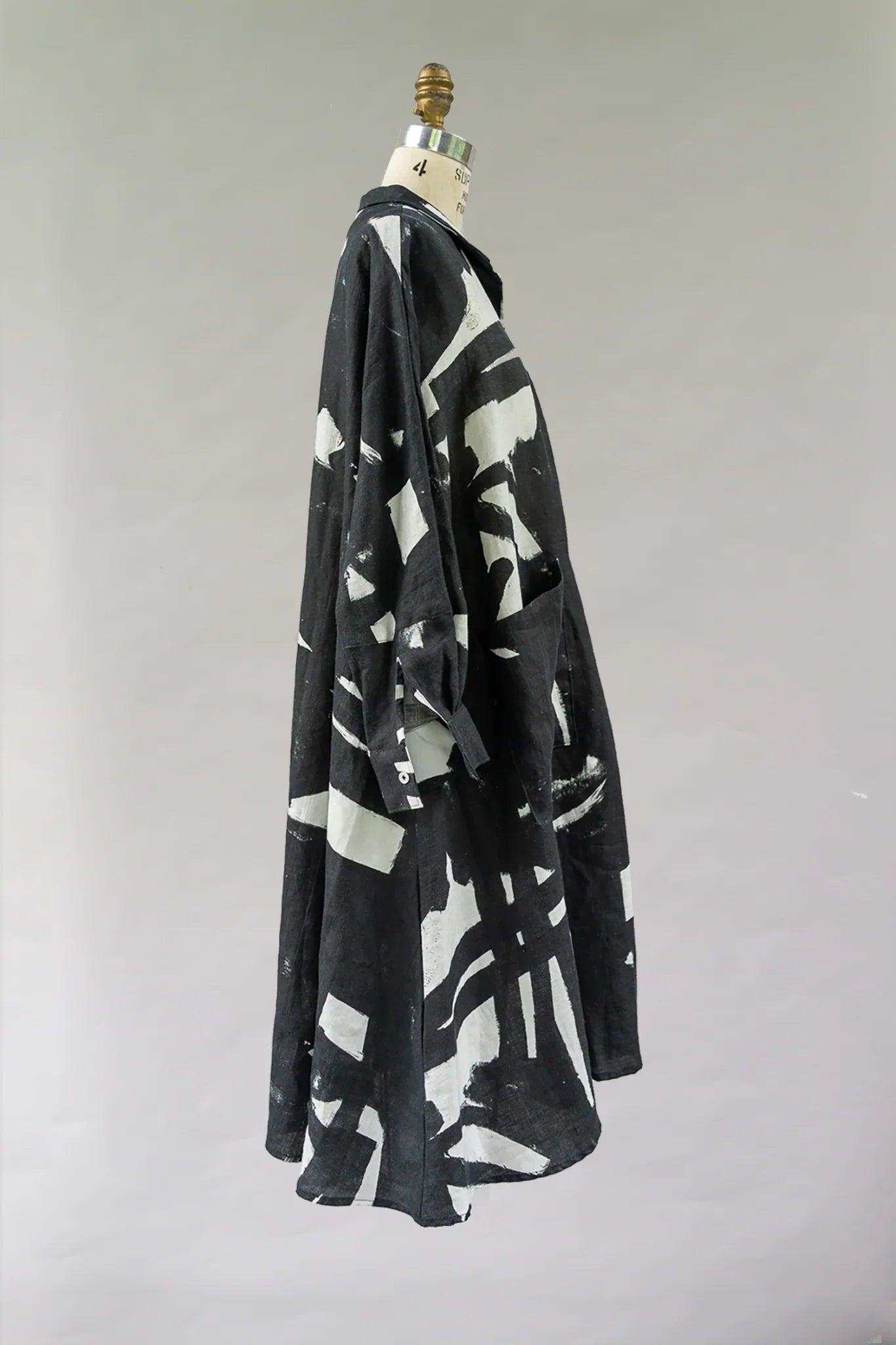 Black and white modern mu'umu'u dress with abstract Hawaiian print on mannequin