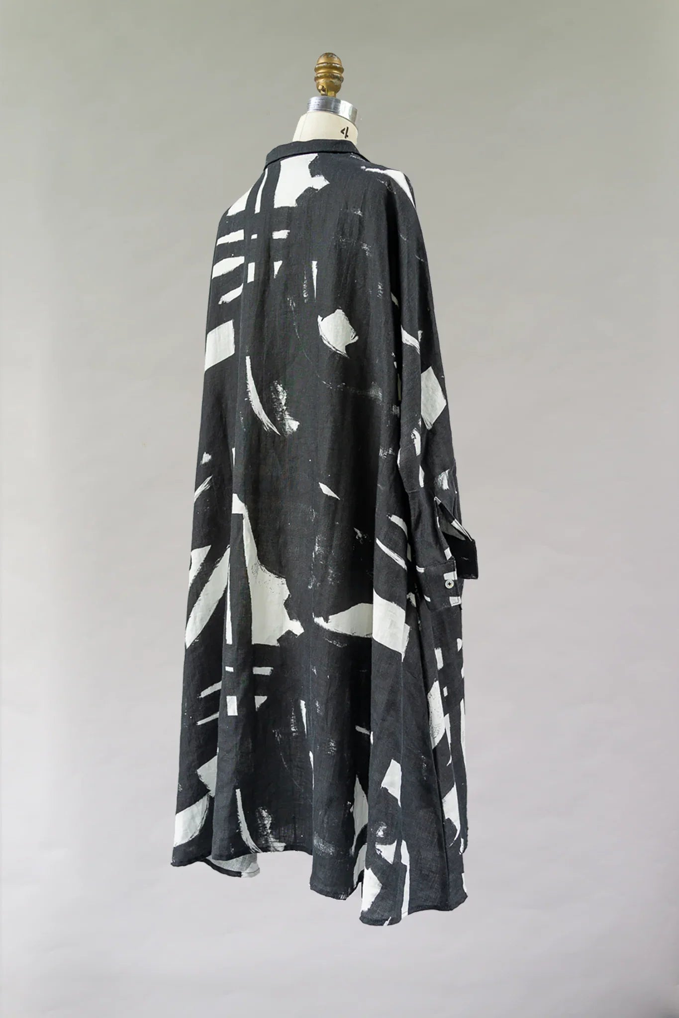 Black and white abstract print muumuu dress on mannequin, modern flowy silhouette
